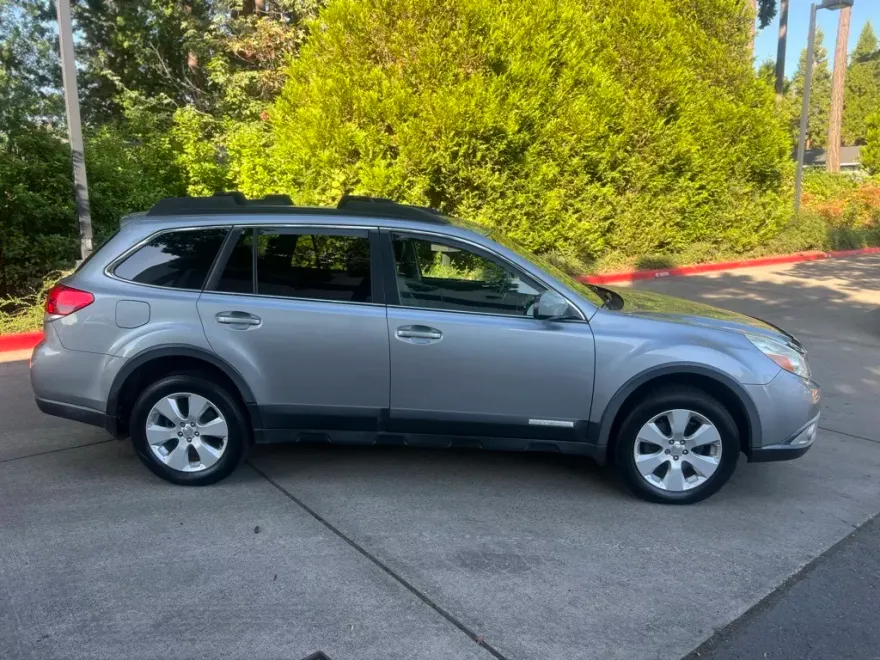 2010 Subaru Outback 2.5i photo 1