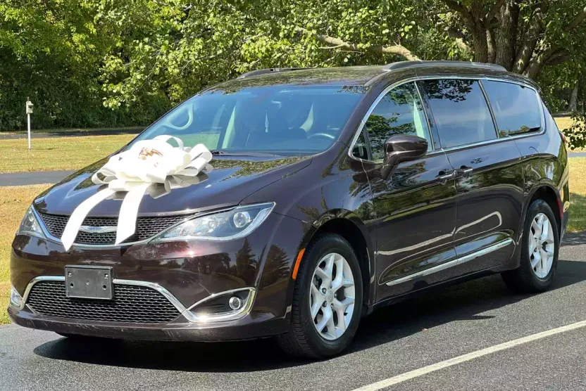 2017 Chrysler Pacifica Touring L photo 1