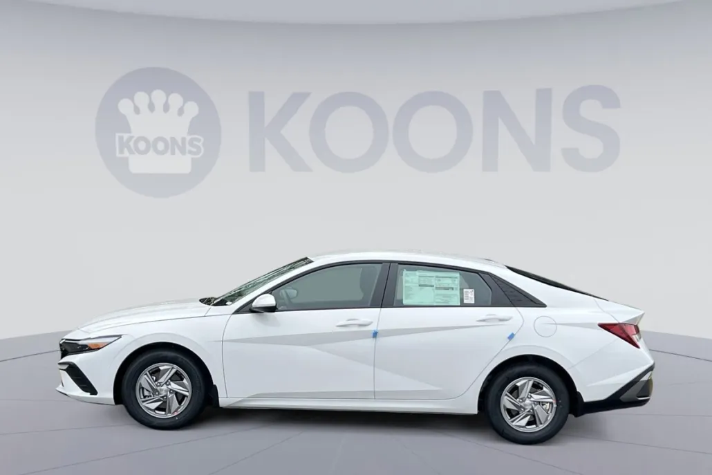 2025 Hyundai Elantra SE photo 1