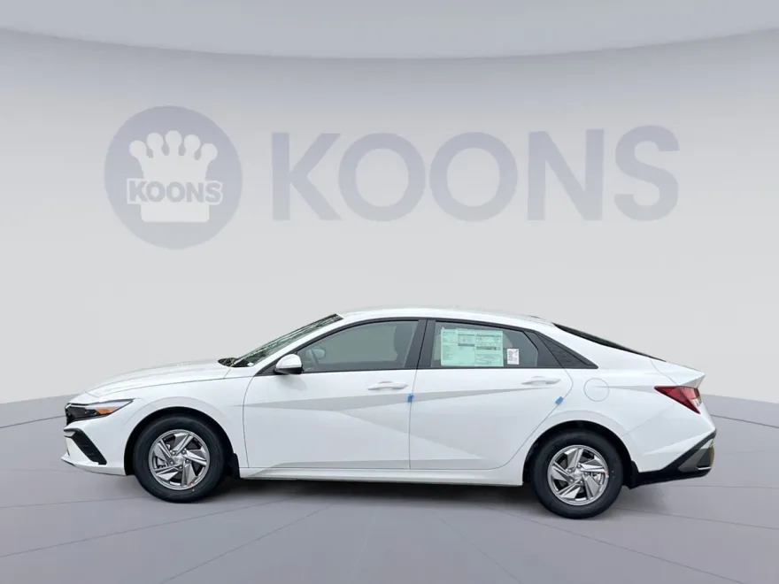 2025 Hyundai Elantra SE photo 1