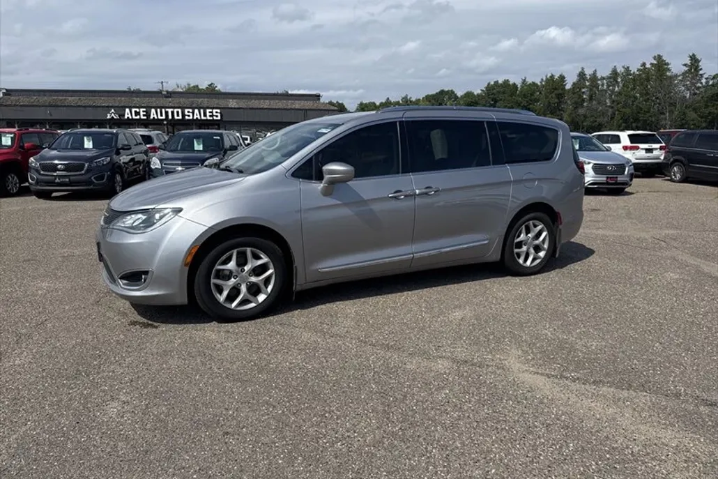 2017 Chrysler Pacifica Touring Plus photo 1