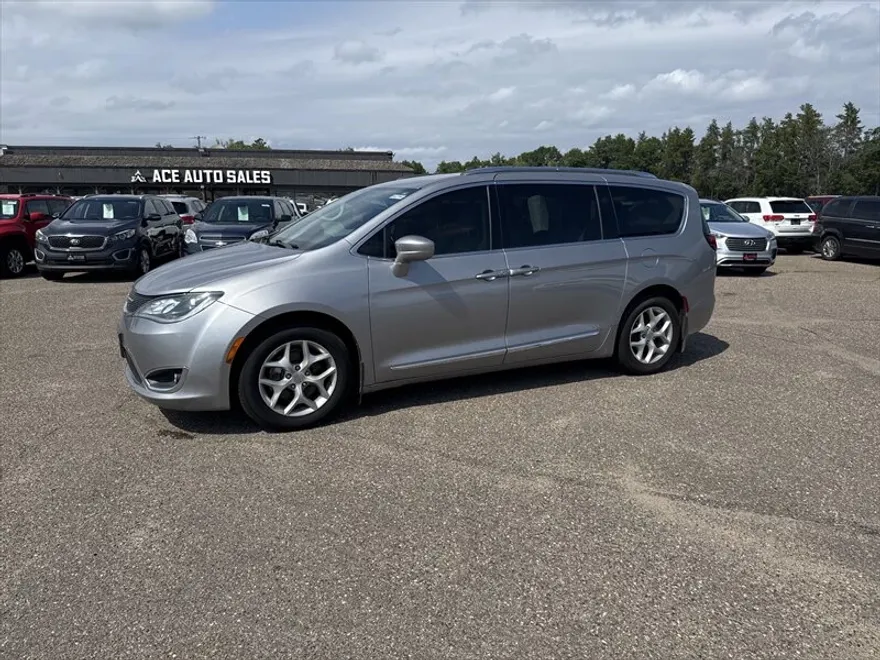 2017 Chrysler Pacifica Touring Plus photo 1
