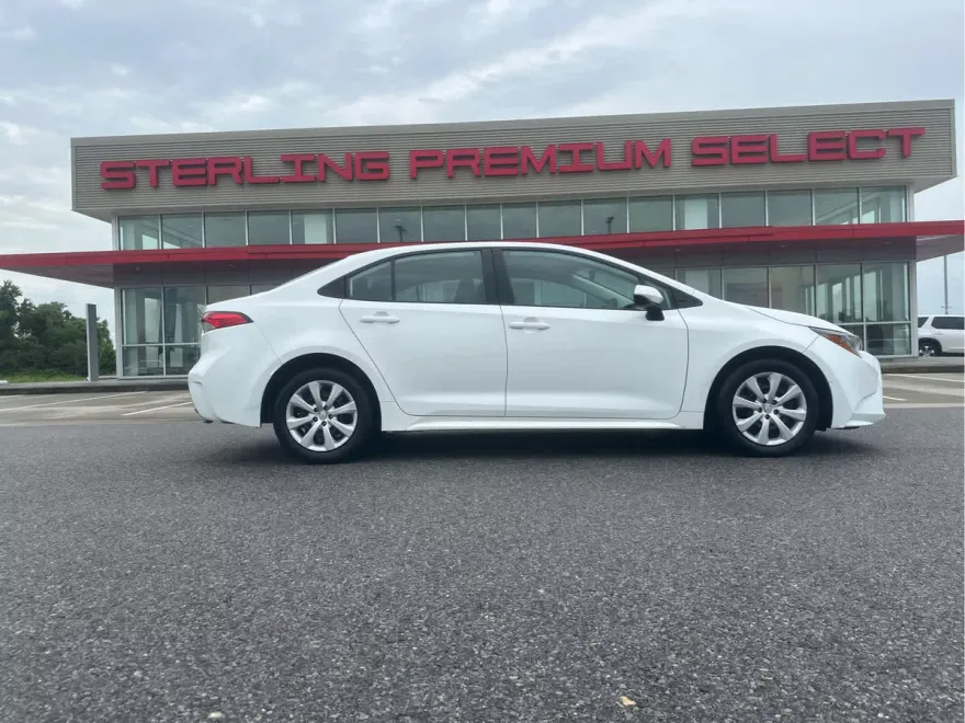 2023 Toyota Corolla LE photo 1