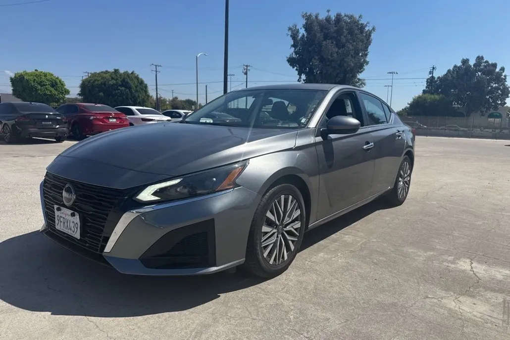 2023 Nissan Altima 2.5 SV photo 1