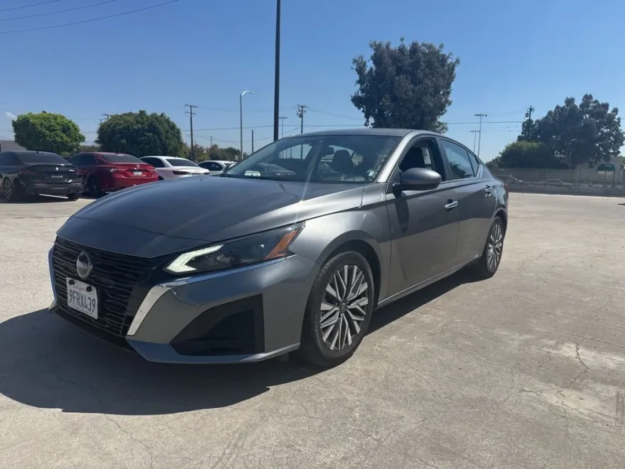 2023 Nissan Altima 2.5 SV photo 1