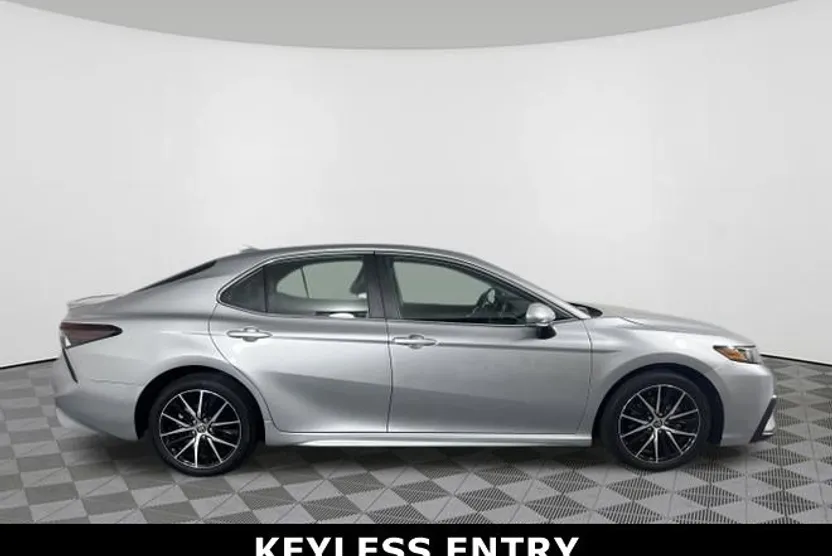 2024 Toyota Camry SE photo 1