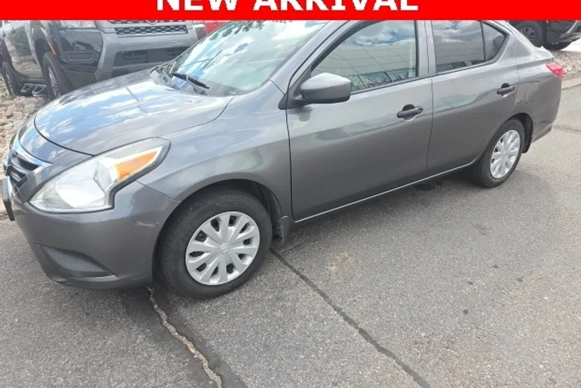 2017 Nissan Versa 1.6 S photo 1