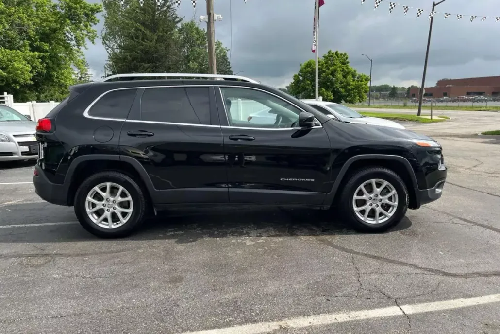 2017 Jeep Cherokee Latitude Sport photo 1