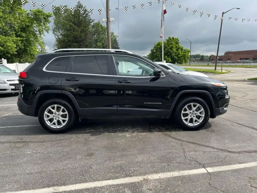2017 Jeep Cherokee Latitude Sport photo 1