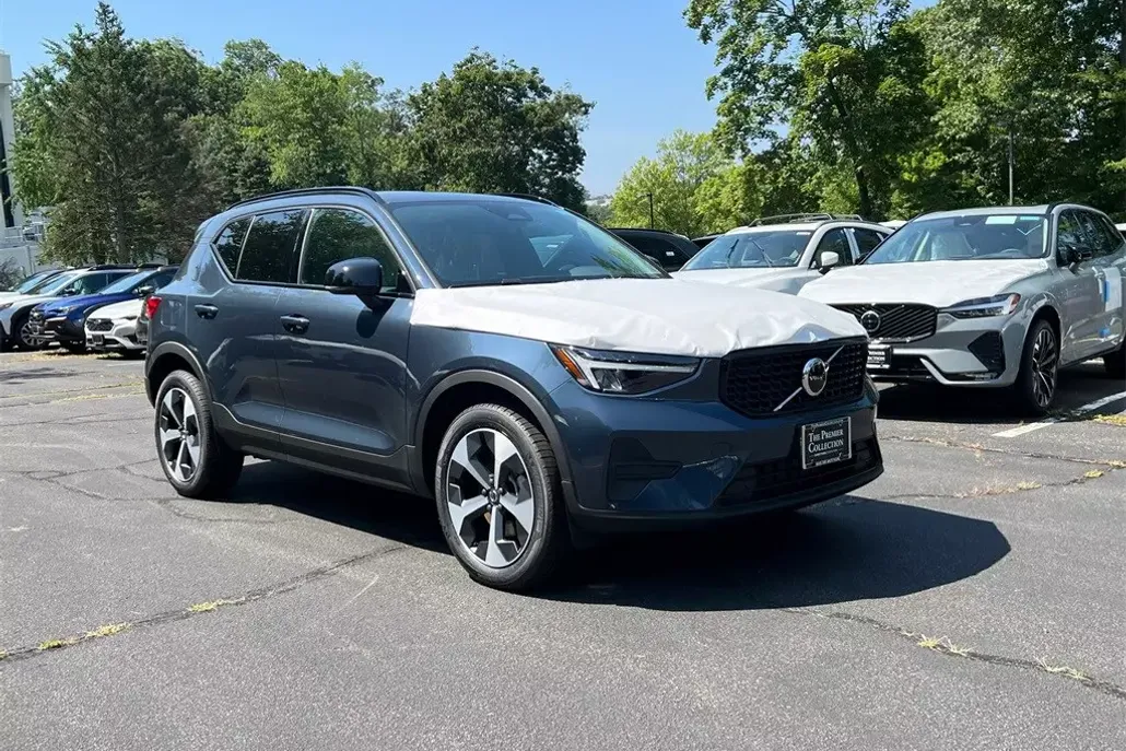 2026 Volvo XC40 Core photo 1