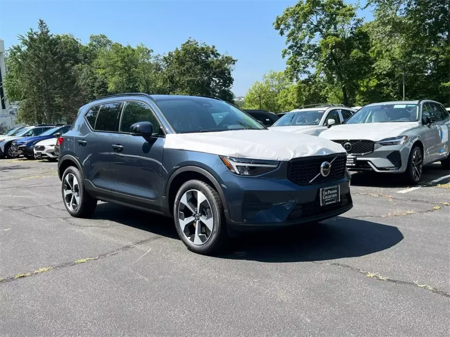 2026 Volvo XC40 Core photo 1