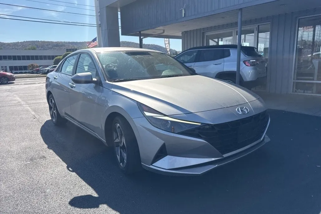 2023 Hyundai Elantra SEL Convenience photo 1