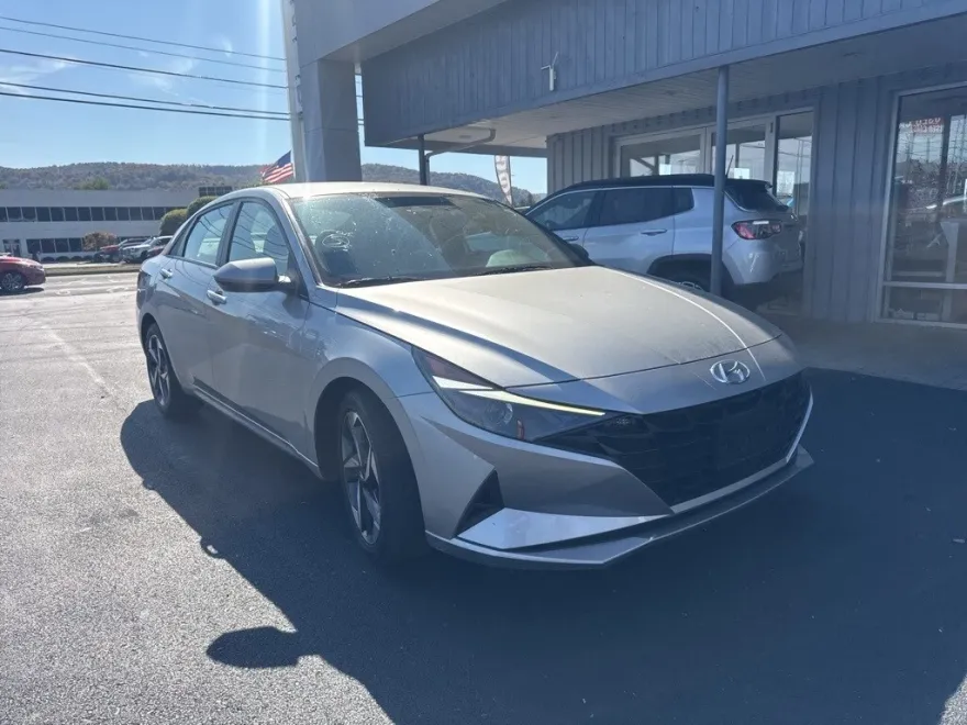2023 Hyundai Elantra SEL Convenience photo 1