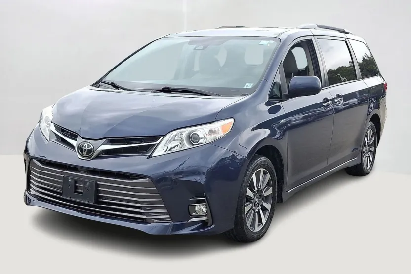 2020 Toyota Sienna XLE photo 1