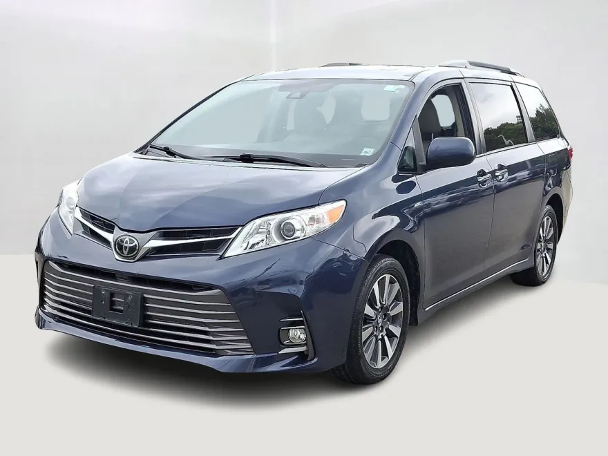 2020 Toyota Sienna XLE photo 1