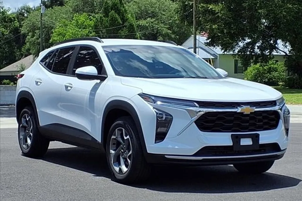 2024 Chevrolet Trax LT photo 1