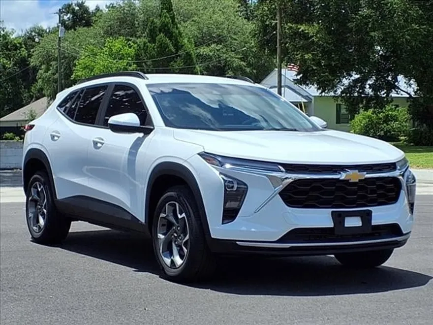 2024 Chevrolet Trax LT photo 1