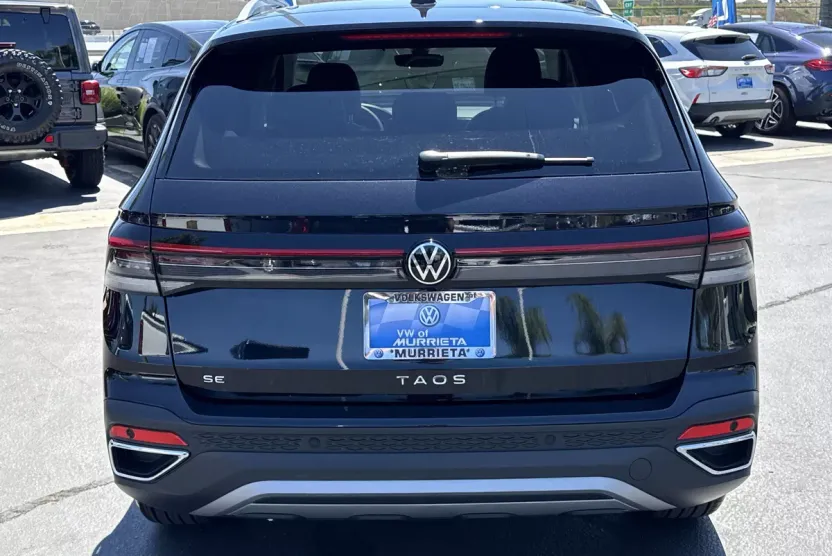 2025 Volkswagen Taos SE photo 1