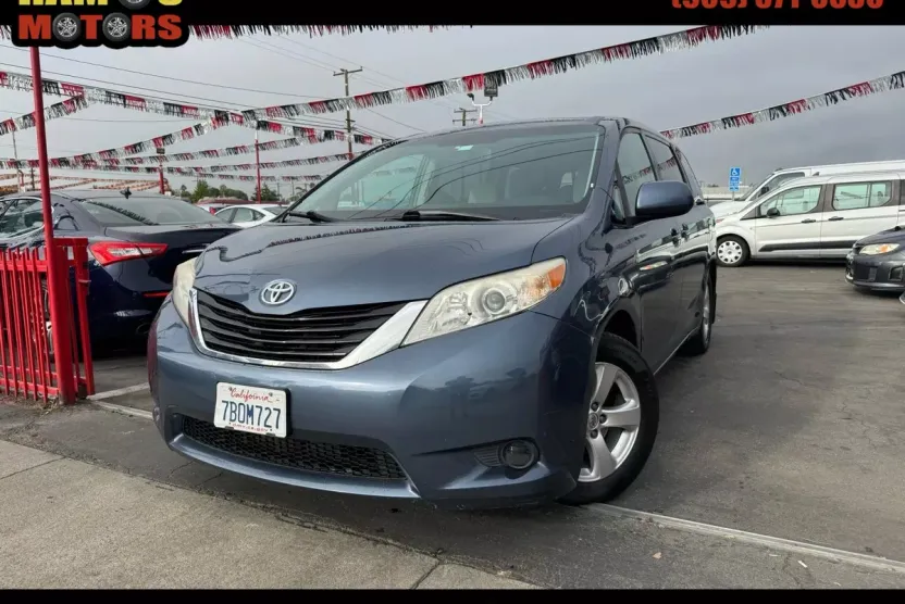 2013 Toyota Sienna LE photo 1