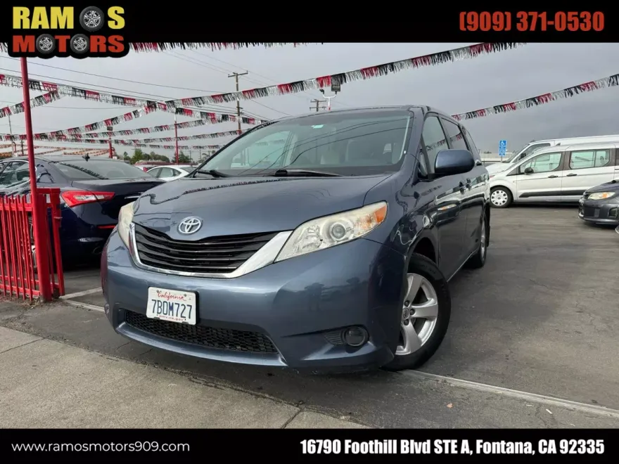 2013 Toyota Sienna LE photo 1