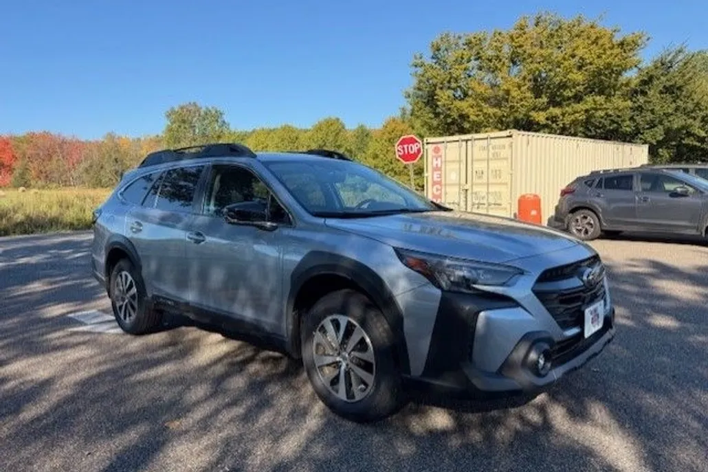 2023 Subaru Outback Premium photo 1