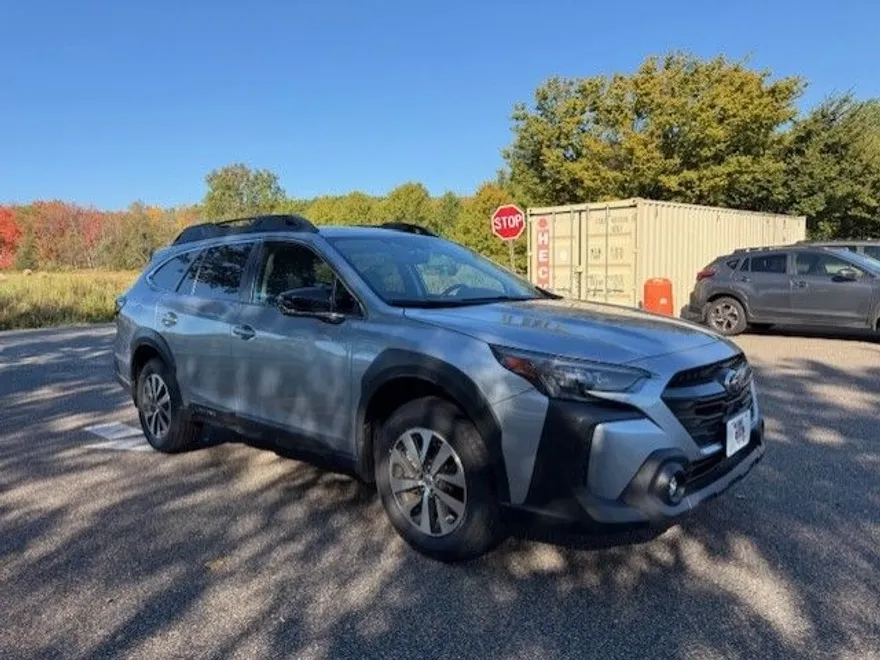 2023 Subaru Outback Premium photo 1