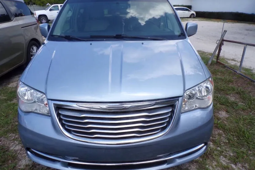 2013 Chrysler Town & Country Touring photo 1