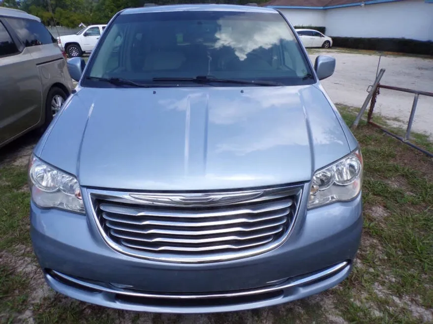2013 Chrysler Town & Country Touring photo 1