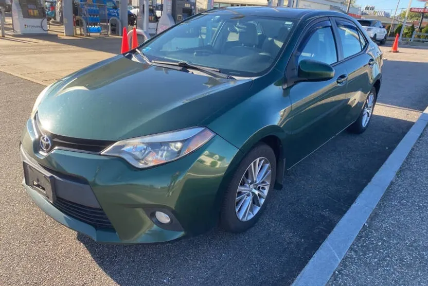 2014 Toyota Corolla LE photo 1