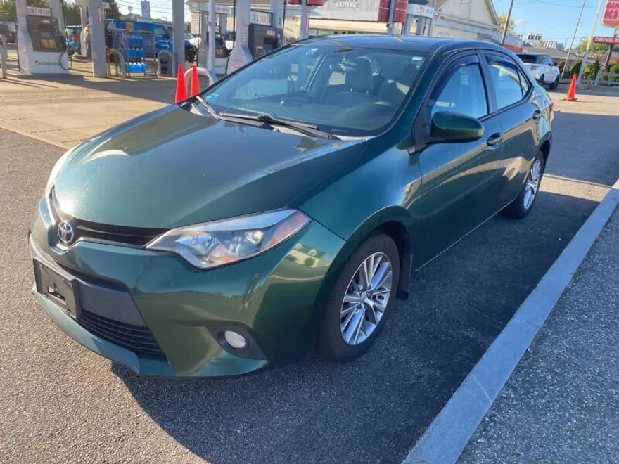 2014 Toyota Corolla LE photo 1