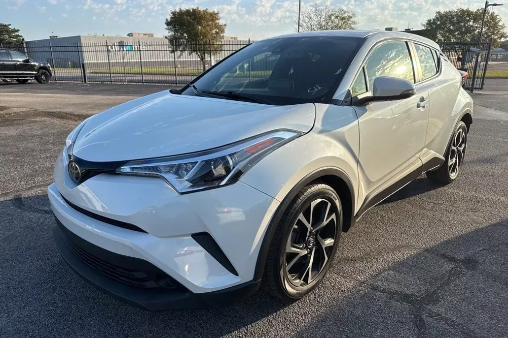 2019 Toyota C-HR XLE photo 1