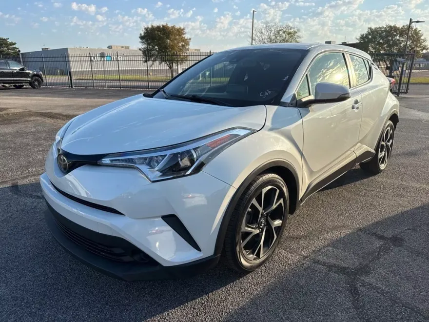 2019 Toyota C-HR XLE photo 1