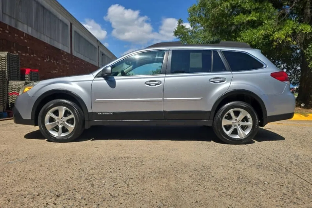 2013 Subaru Outback 2.5i Limited photo 1