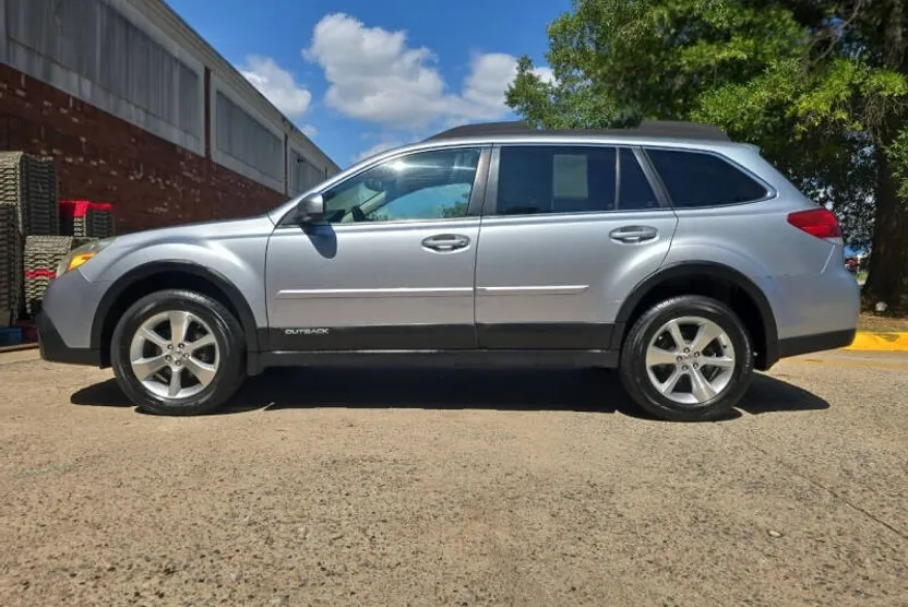 2013 Subaru Outback 2.5i Limited photo 1