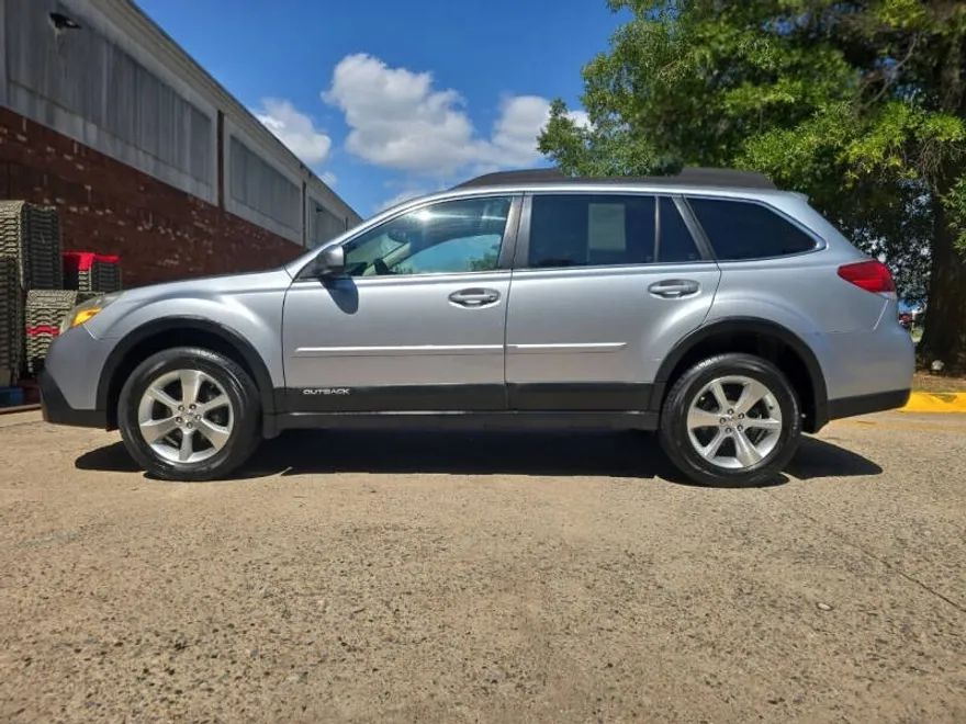 2013 Subaru Outback 2.5i Limited photo 1