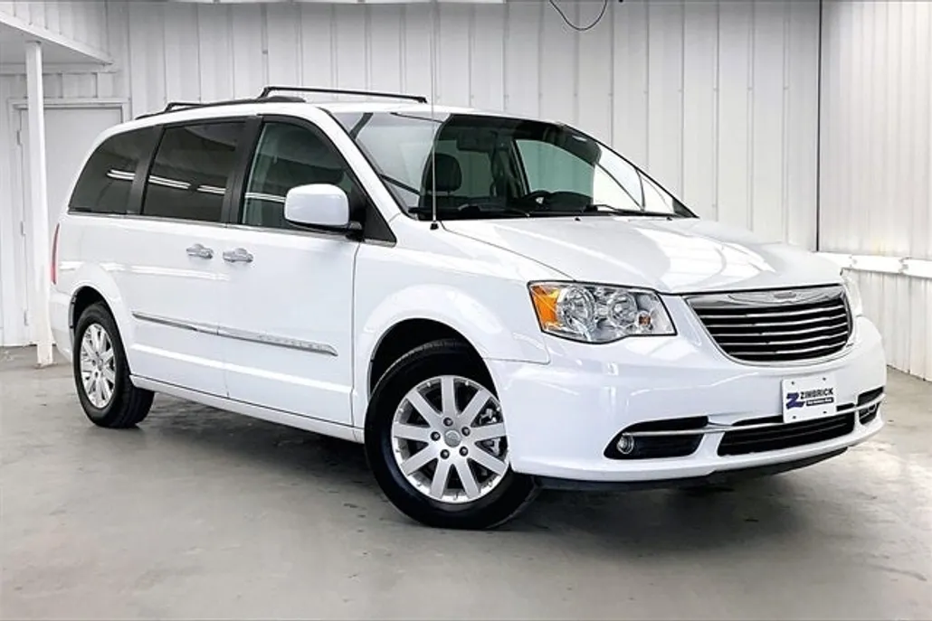 2016 Chrysler Town & Country Touring photo 1