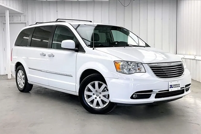 2016 Chrysler Town & Country Touring photo 1