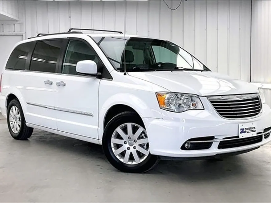 2016 Chrysler Town & Country Touring photo 1