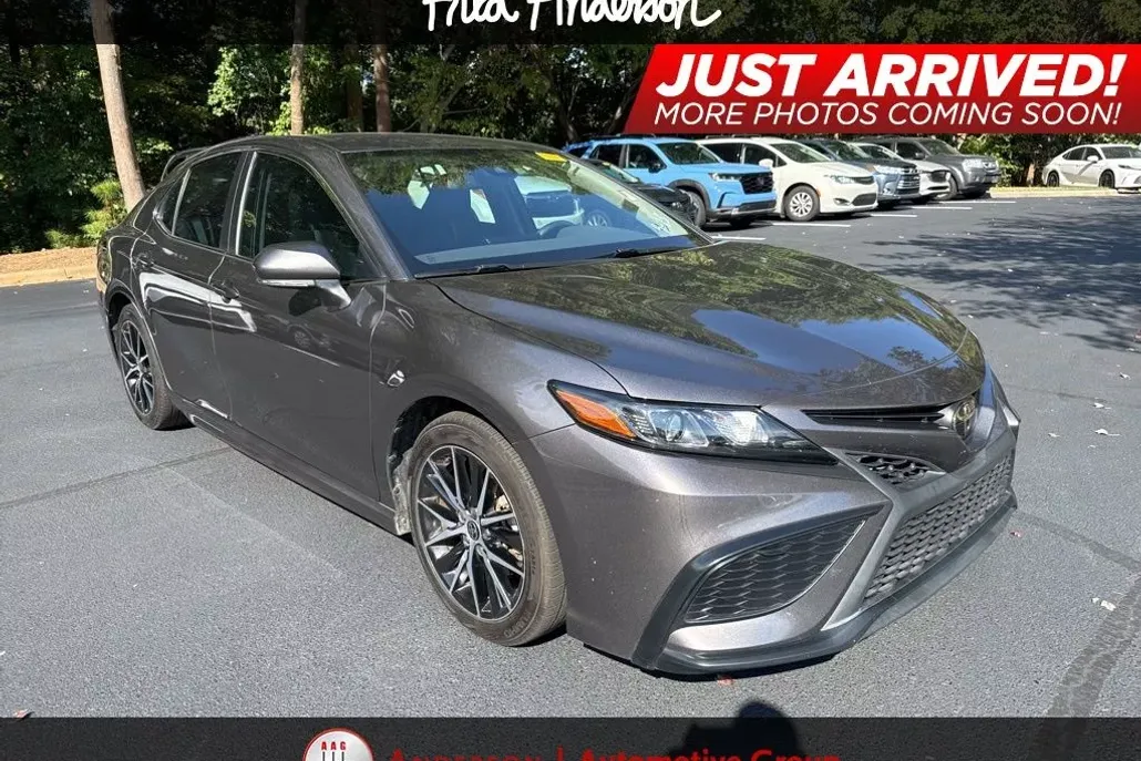 2022 Toyota Camry SE photo 1