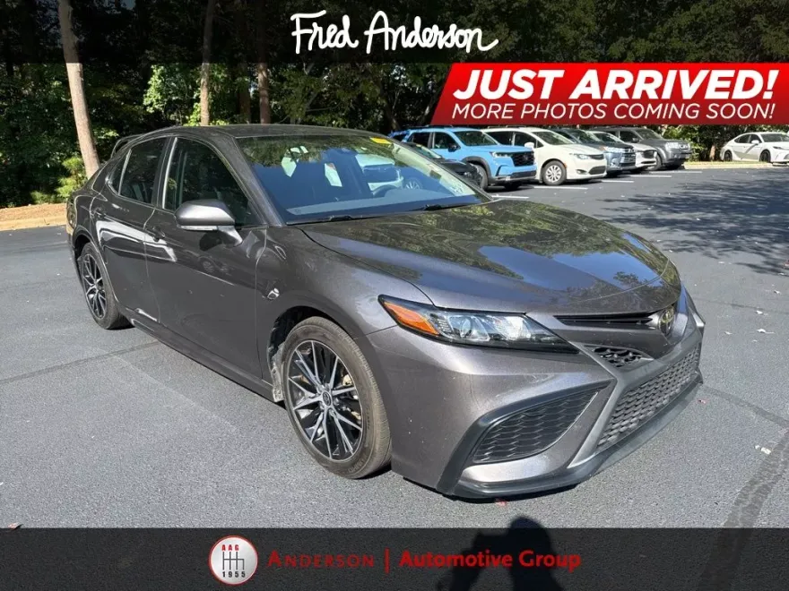 2022 Toyota Camry SE photo 1