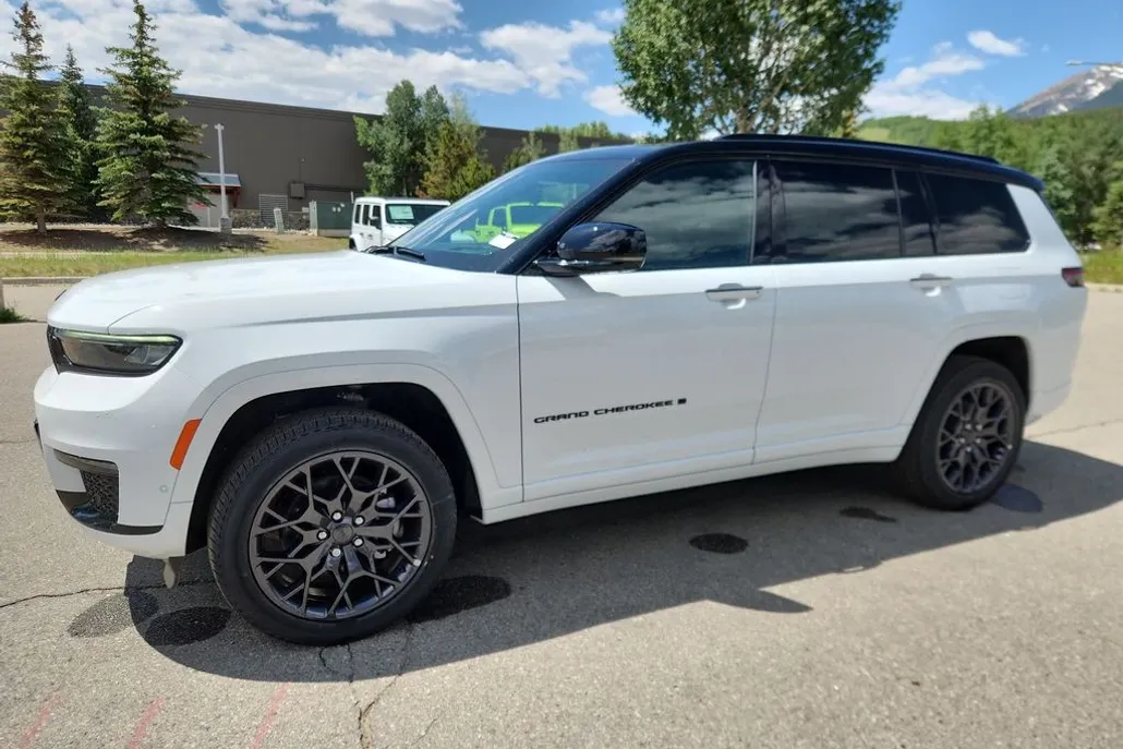 2025 Jeep Grand Cherokee L Summit photo 1