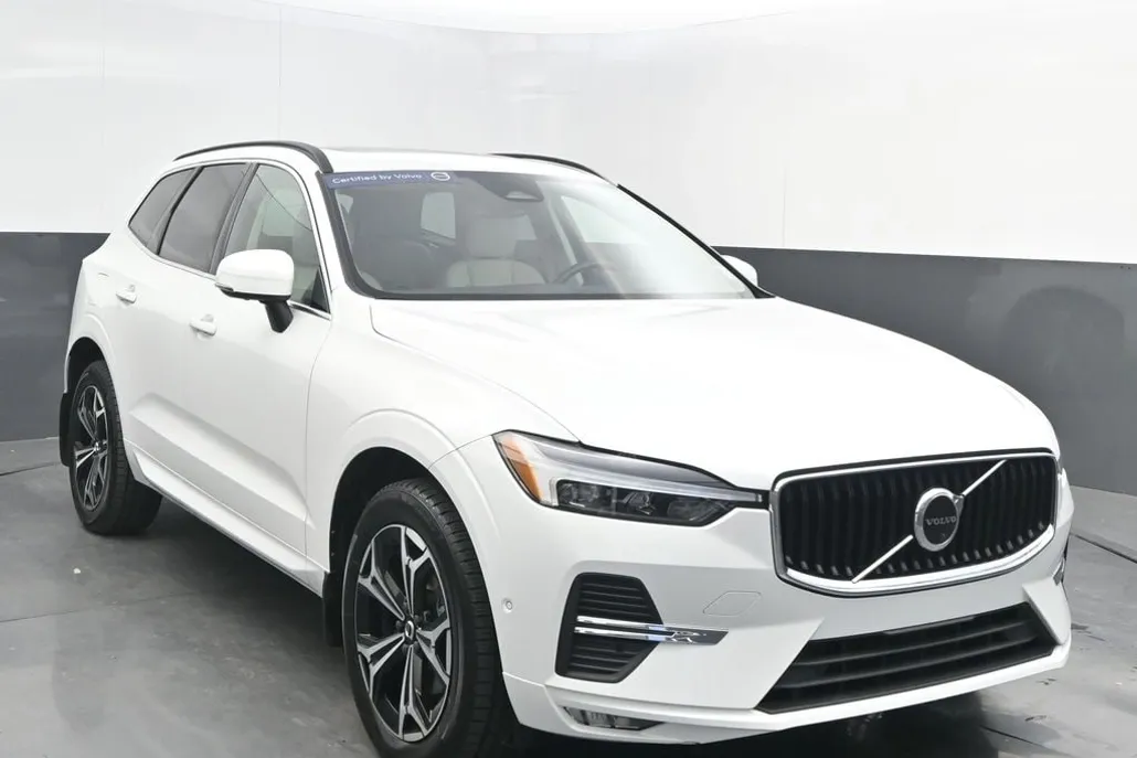 2022 Volvo XC60 B5 Momentum photo 1