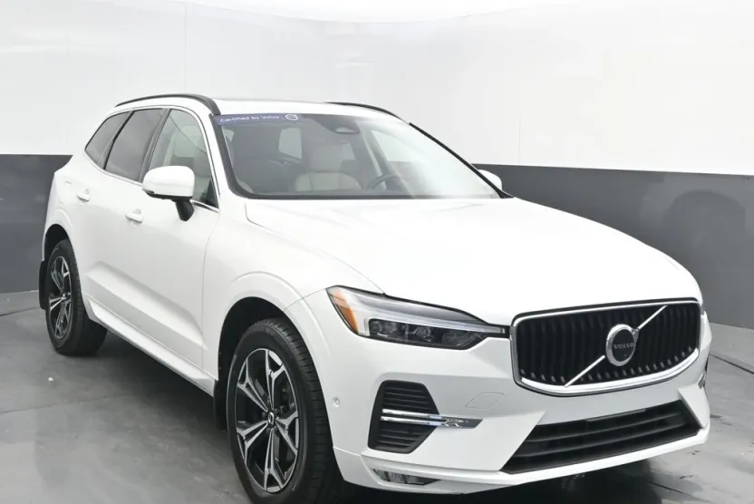 2022 Volvo XC60 B5 Momentum photo 1