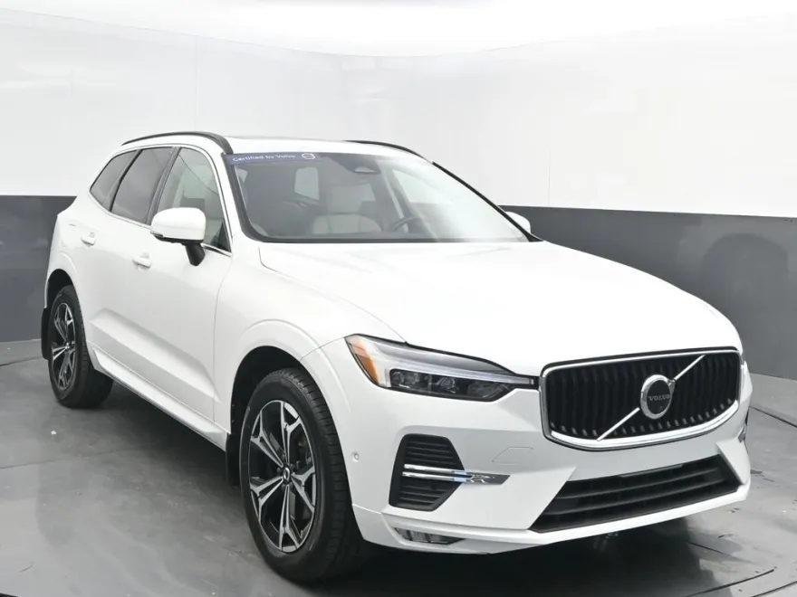 2022 Volvo XC60 B5 Momentum photo 1
