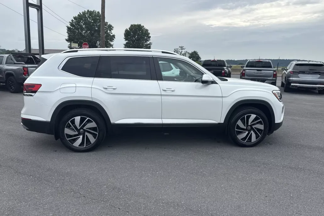 2024 Volkswagen Atlas SEL photo 1