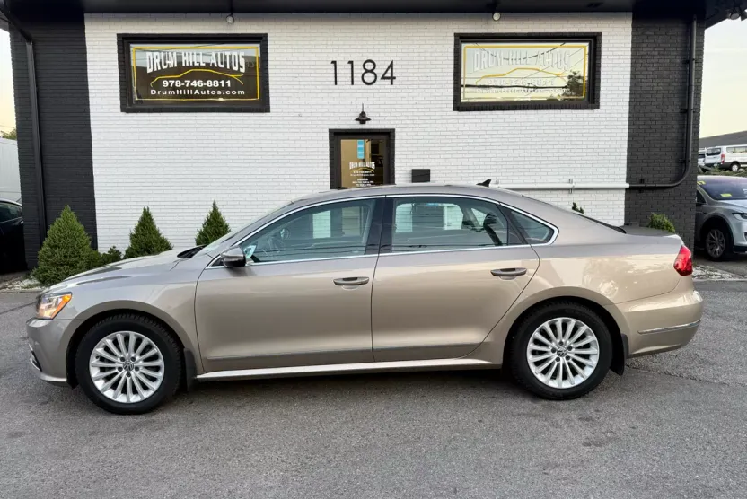 2017 Volkswagen Passat SE photo 1