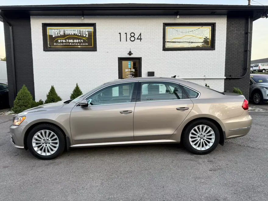 2017 Volkswagen Passat SE photo 1