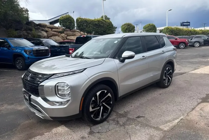 2023 Mitsubishi Outlander SE photo 1