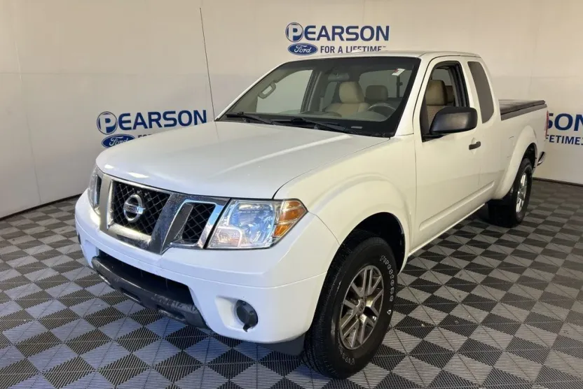 2015 Nissan Frontier SV photo 1