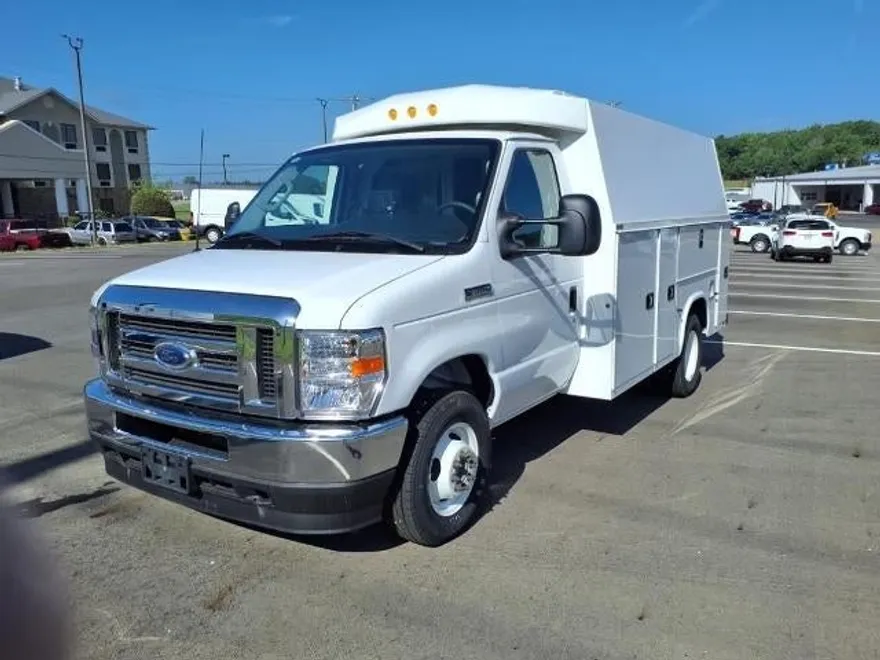 2025 Ford E-350 photo 1